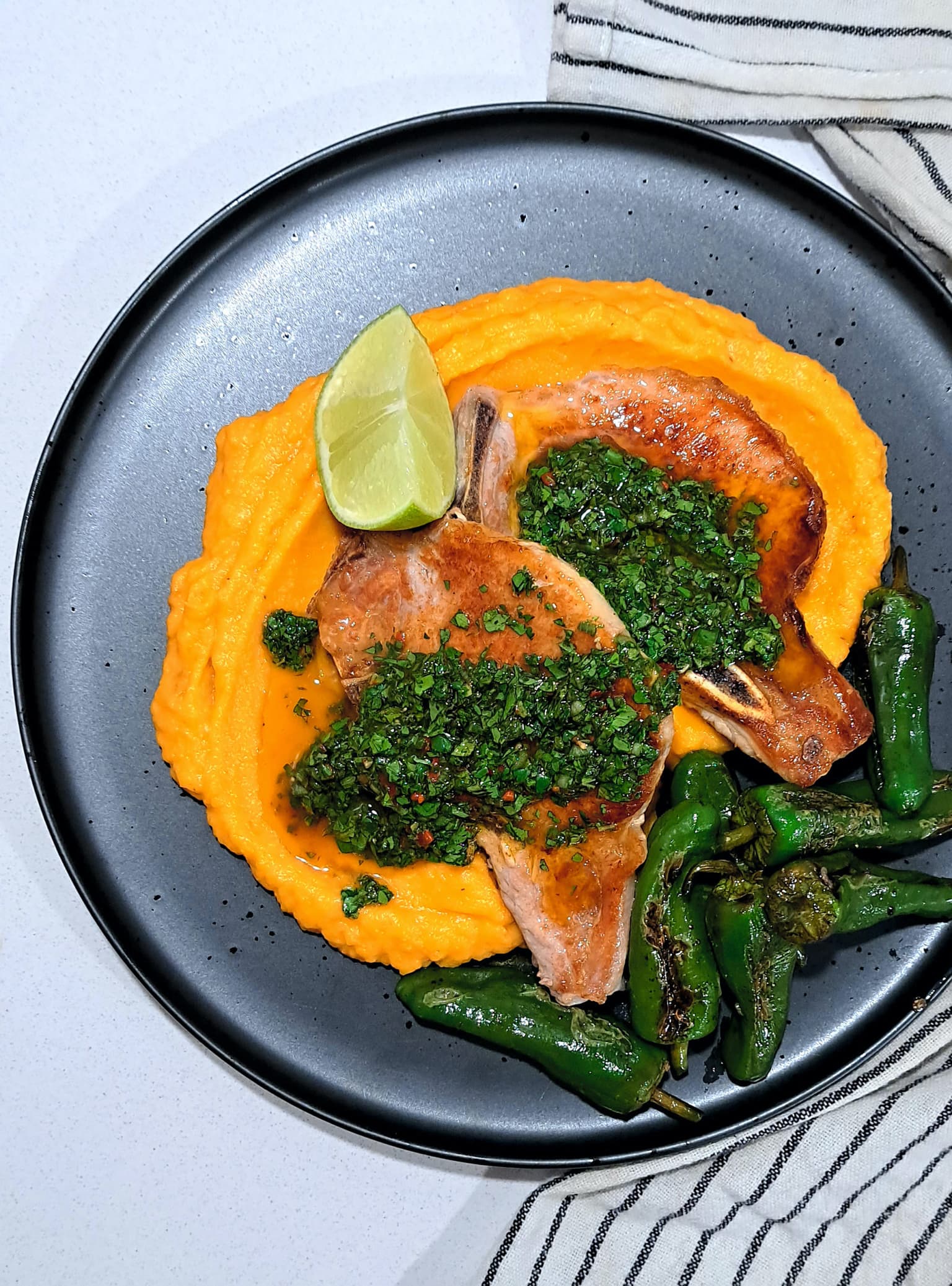 Côtelettes de porc sauce chimichurri et purée de patates douces